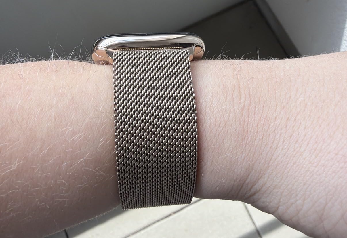Apple Watch Series 11 GPS Cellular 42mm Titan Gold