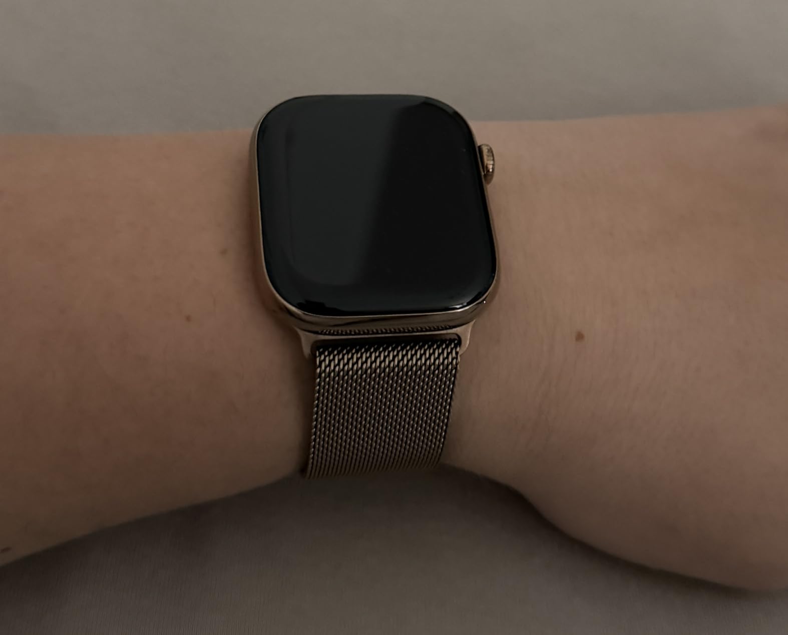 Apple Watch Series 11 GPS Cellular 42mm Titan Gold