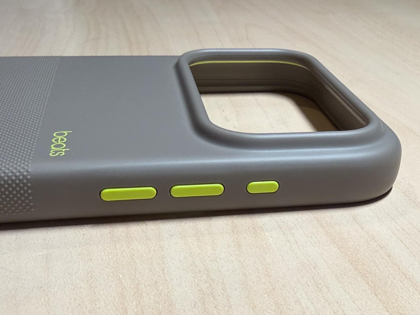 Beats iPhone 17 Rugged Case MagSafe Hülle Alpengrau