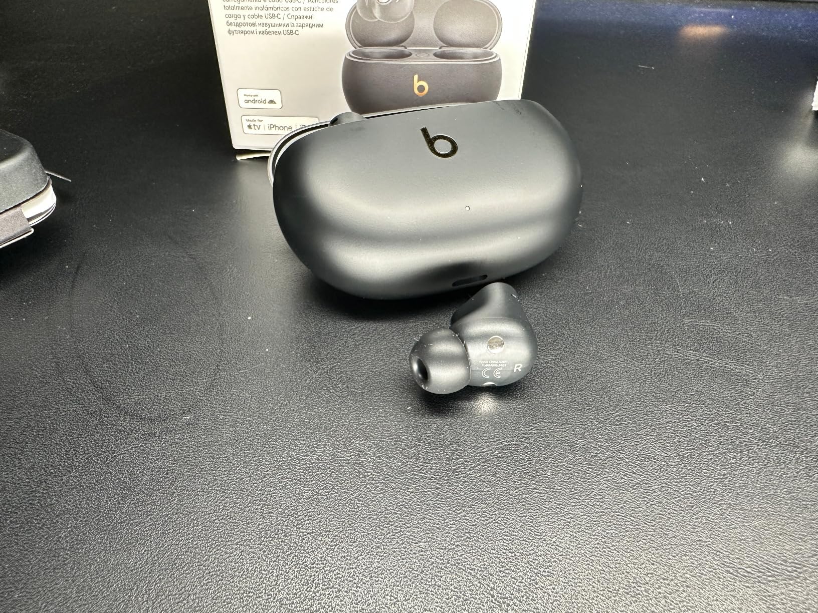 Beats Studio Buds + Kopfhörer Cremeweiß ANC