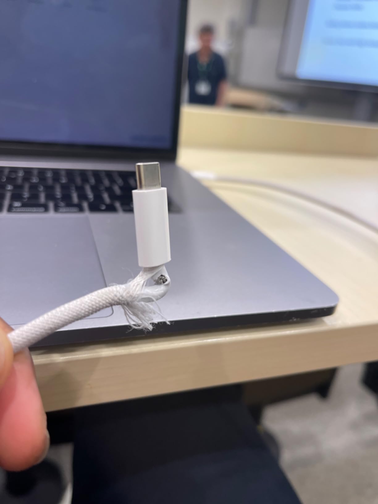 Apple 240W USB-C Ladekabel 2 m gewebt