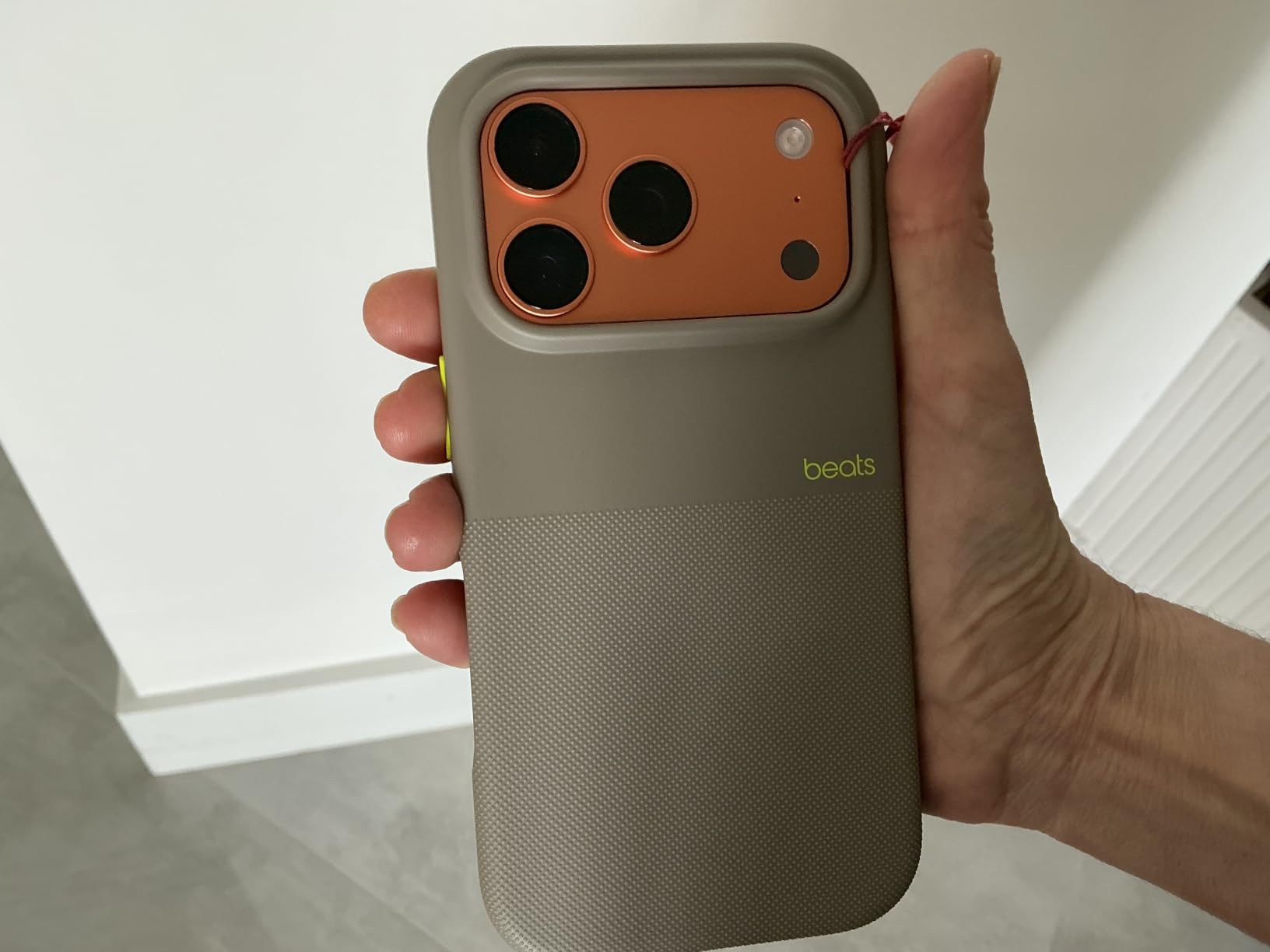 Beats iPhone 17 Rugged Case MagSafe Hülle Alpengrau